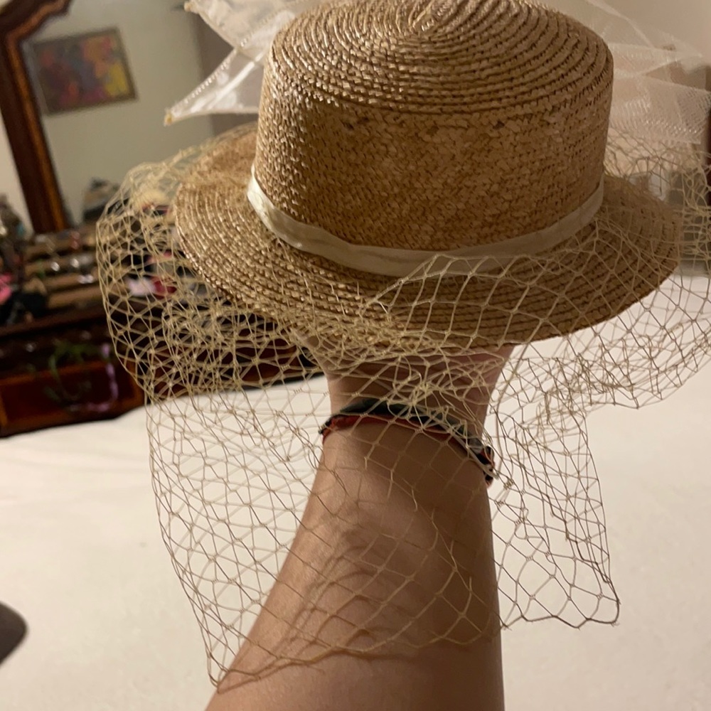 Mini straw hat with veil